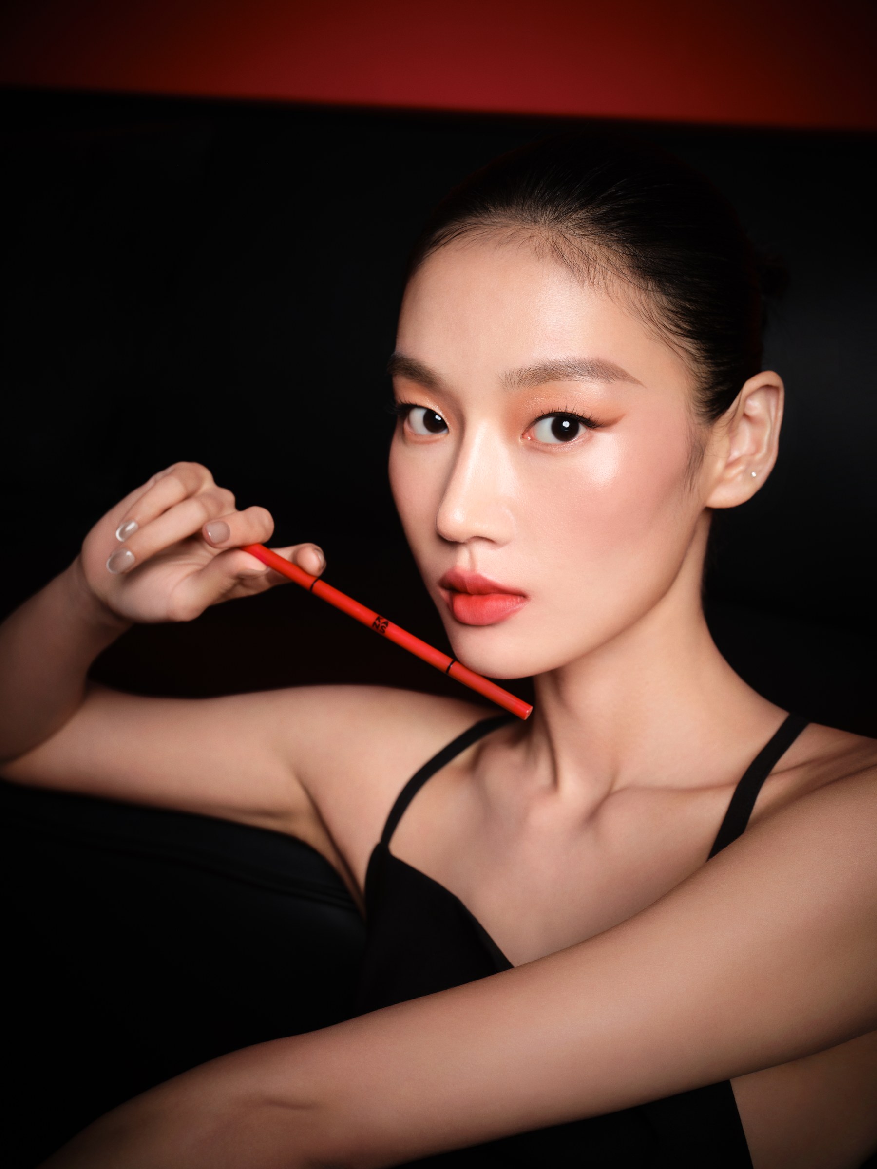 彩妆红黑妆面人像